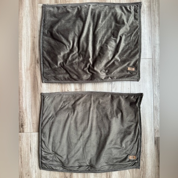 UGG Standard Size Pillow Shams 2 Brown Grey Zip Closure Soft Great Condition - Picture 2 of 12